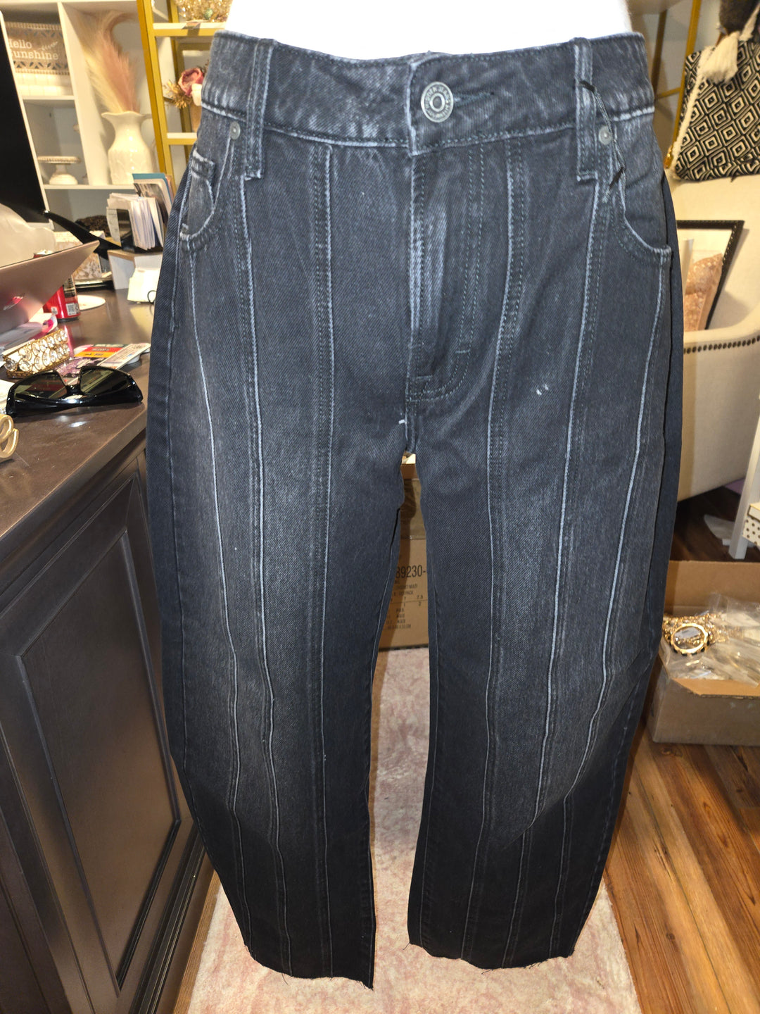 HIDDEN JEANS Black classic vintage barrel jeans.