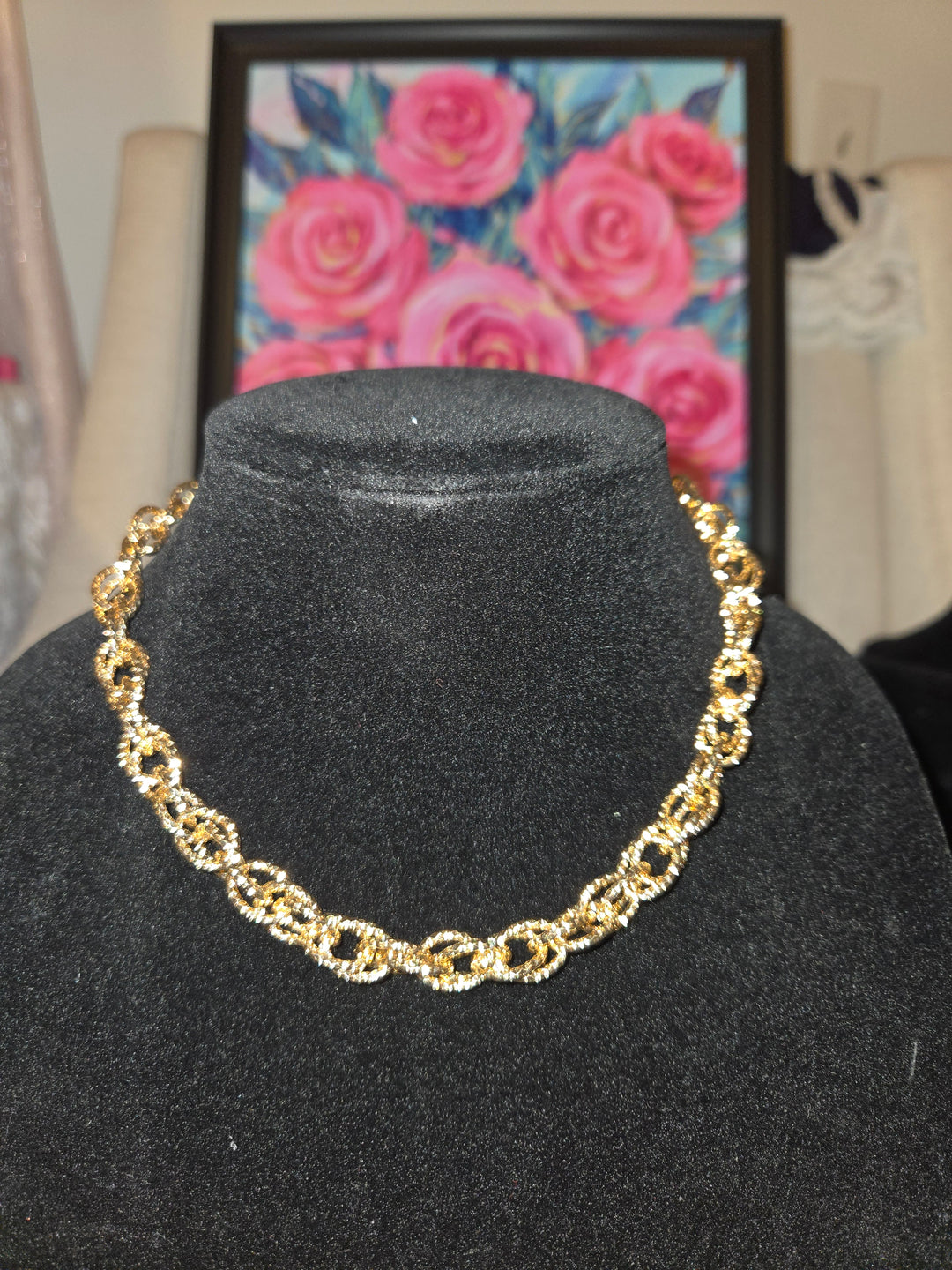 Textured interlocking gold chain
