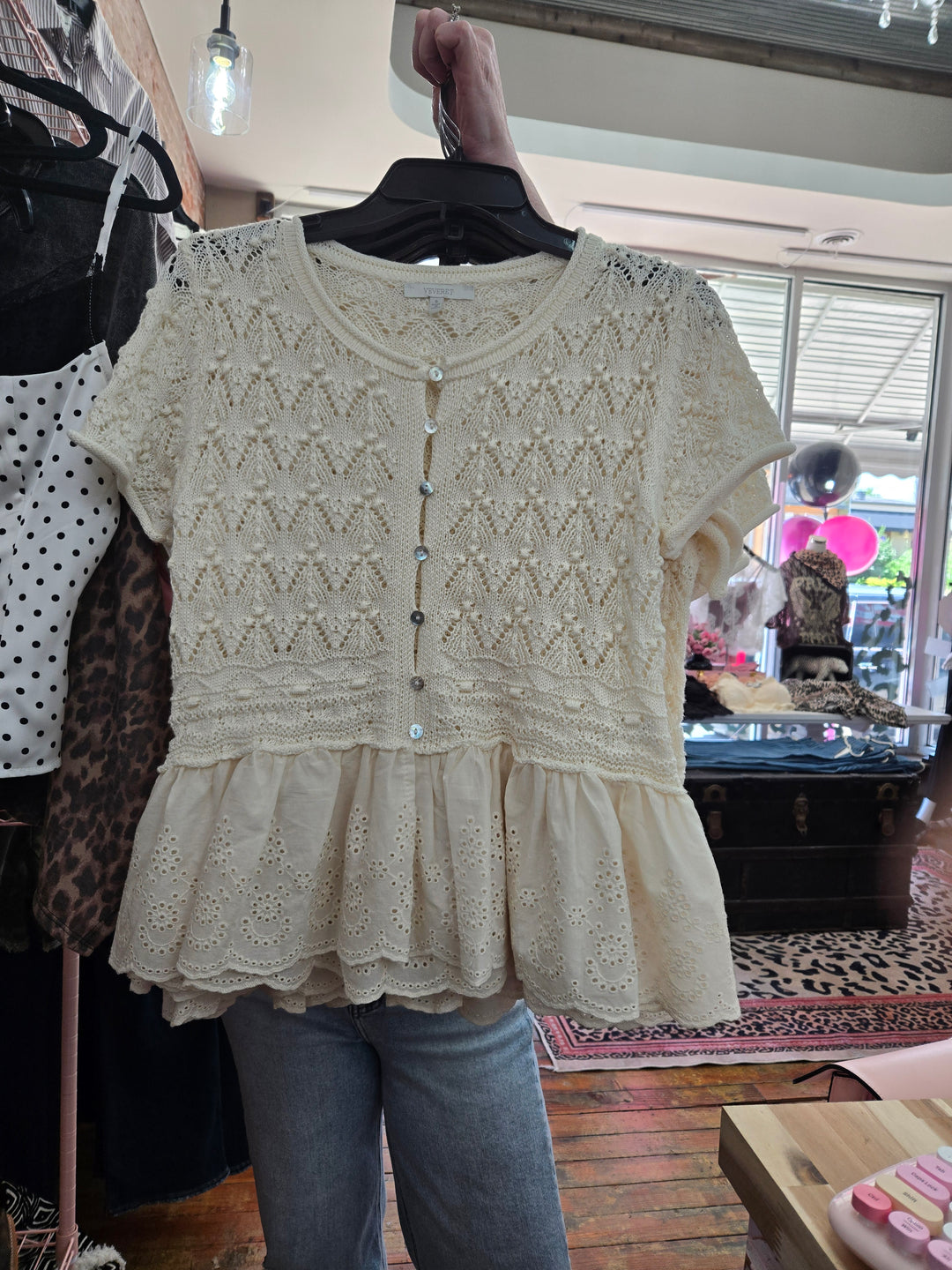 Ivory crochet s/s sweater with bottom ruffle