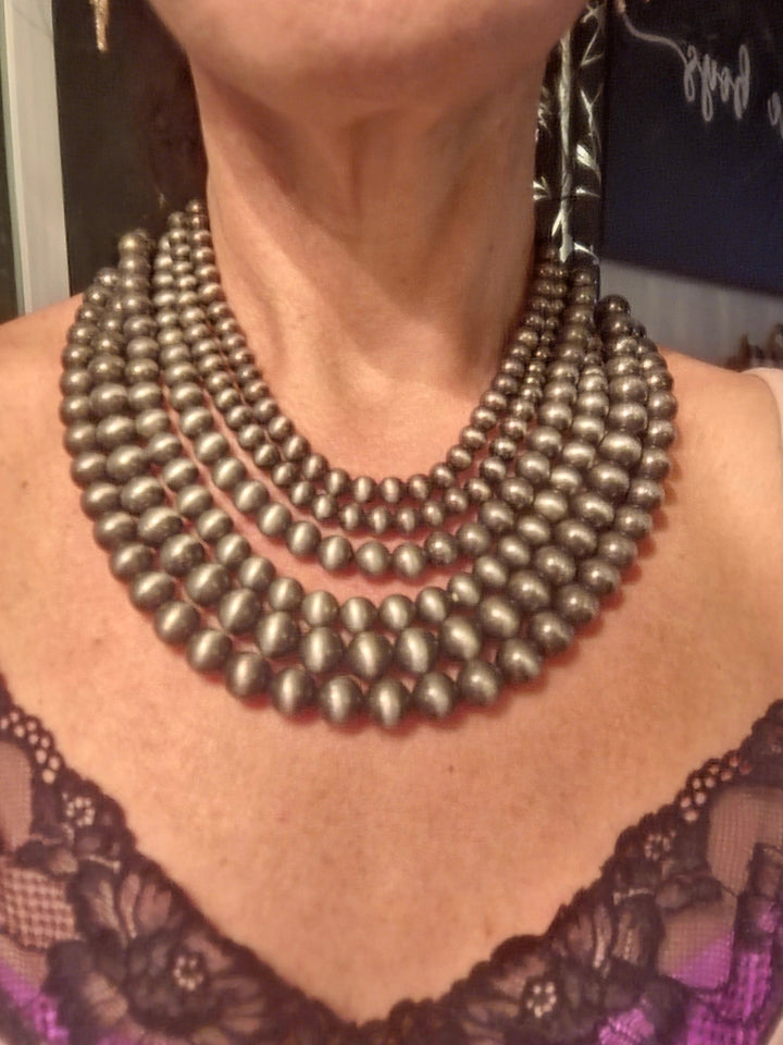 Magnetic necklace